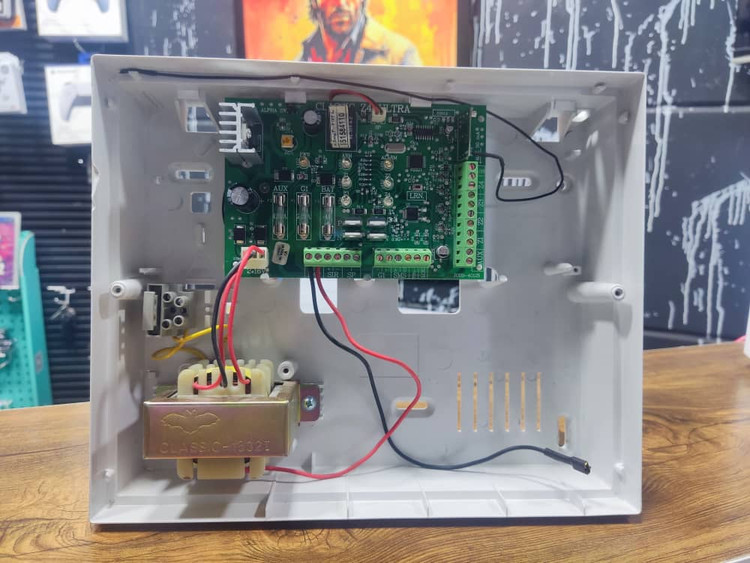 دزدگیر اماکن کلاسیک کار کرده در حد آک نو نو با وسایل Z4 Ultra